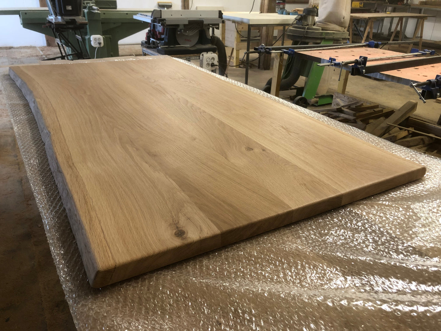Plateau en chêne 4 cm d'épaisseur - Bords naturels - Arêtes arrondies - Vernis (tables basses/appoint)