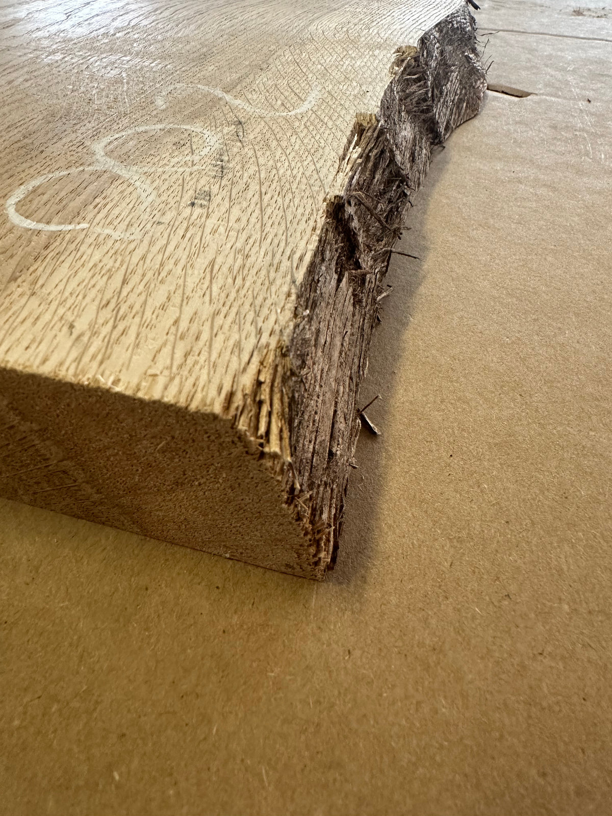 Lot 002 : profil du bord naturel brut d’une étagère en chêne massif, avec son relief irrégulier.