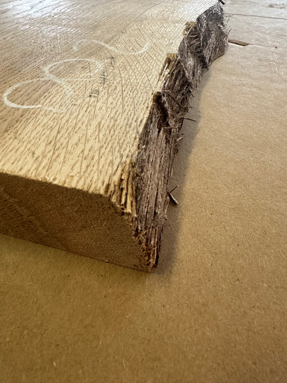 Lot 002 : profil du bord naturel brut d’une étagère en chêne massif, avec son relief irrégulier.