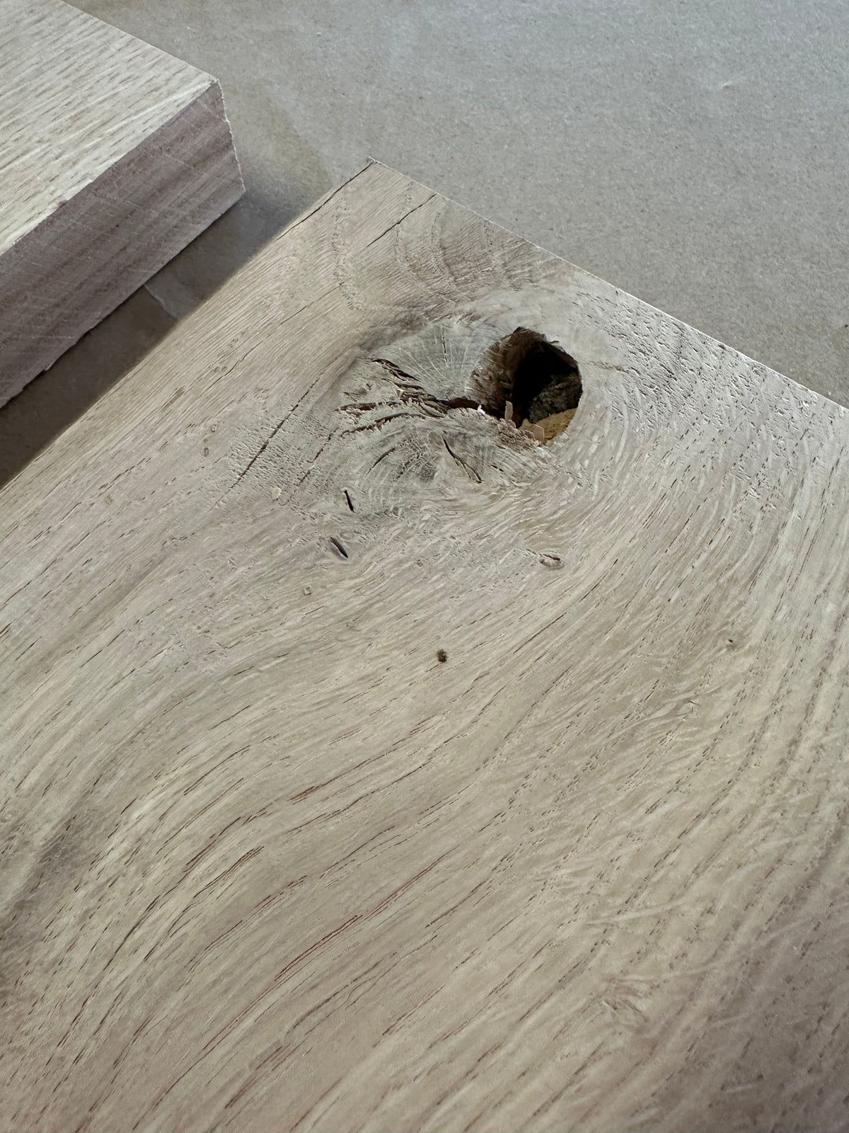 Détail du lot 004 : nœud ouvert et cavité dans le chêne massif brut de rabotage.