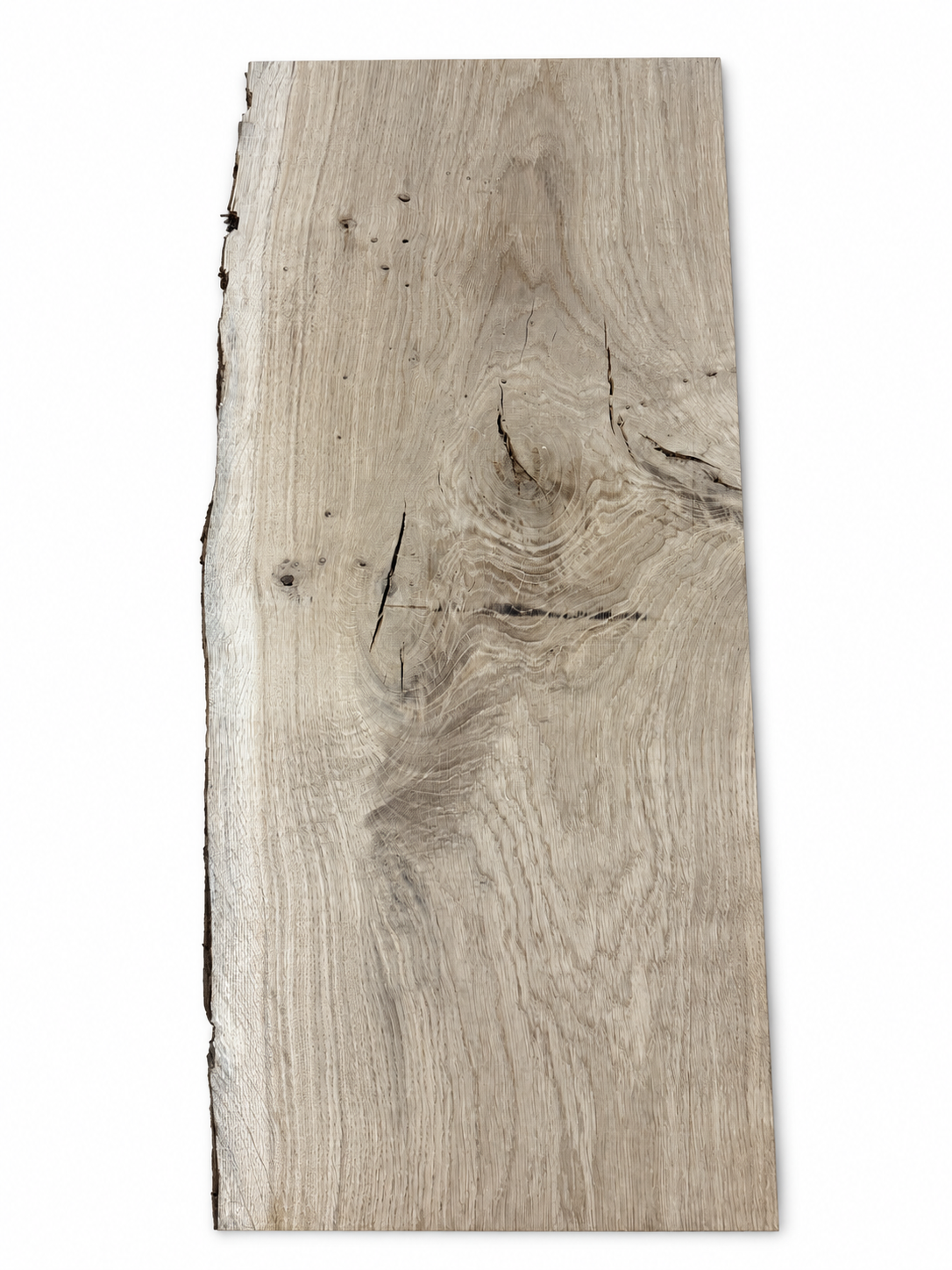 Tablette en chêne massif 001 sur fond blanc, face supérieure sans craie, avec nœuds, fissures et bord naturel.