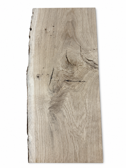 Tablette en chêne massif 001 sur fond blanc, face supérieure sans craie, avec nœuds, fissures et bord naturel.