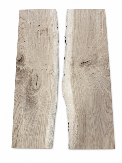 Lot 002 de deux étagères en chêne massif sur fond blanc, faces supérieures sans craie et bords naturels.
