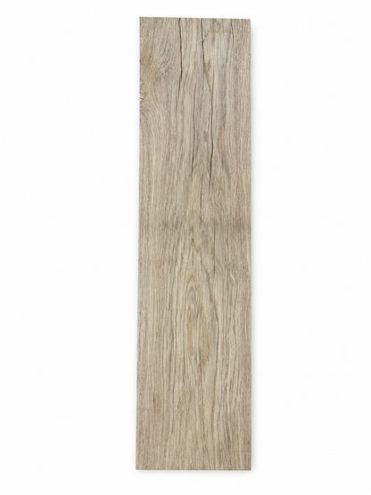 Planche 003 en chêne massif sur fond blanc, face supérieure sans craie, bords droits et épaisseur 4 cm.