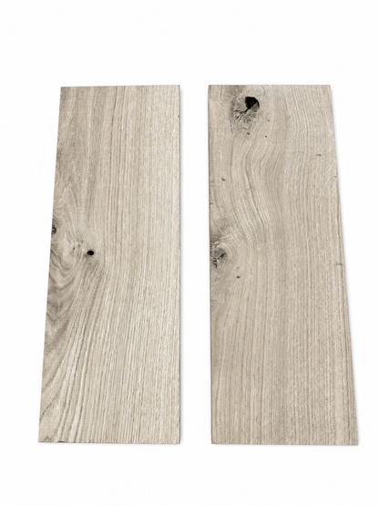 Lot 004 de deux étagères en chêne massif sur fond blanc, faces supérieures sans craie et bords droits.