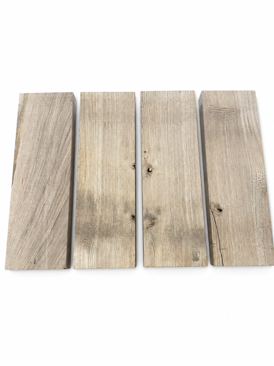 Lot 005 de quatre étagères en chêne massif sur fond blanc, faces supérieures sans craie et bords droits.